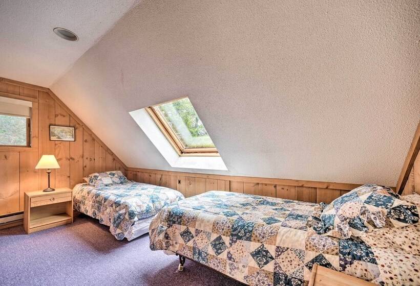 Cozy Mountain Retreat W/ Deck ~ 3 Mi To Mount Snow