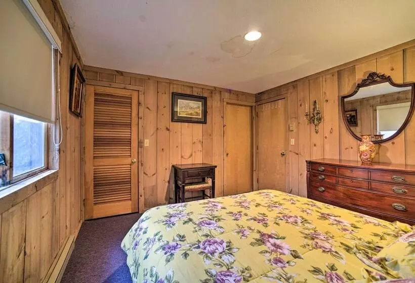 Cozy Mountain Retreat W/ Deck ~ 3 Mi To Mount Snow