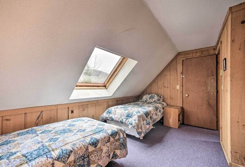 Cozy Mountain Retreat W/ Deck ~ 3 Mi To Mount Snow