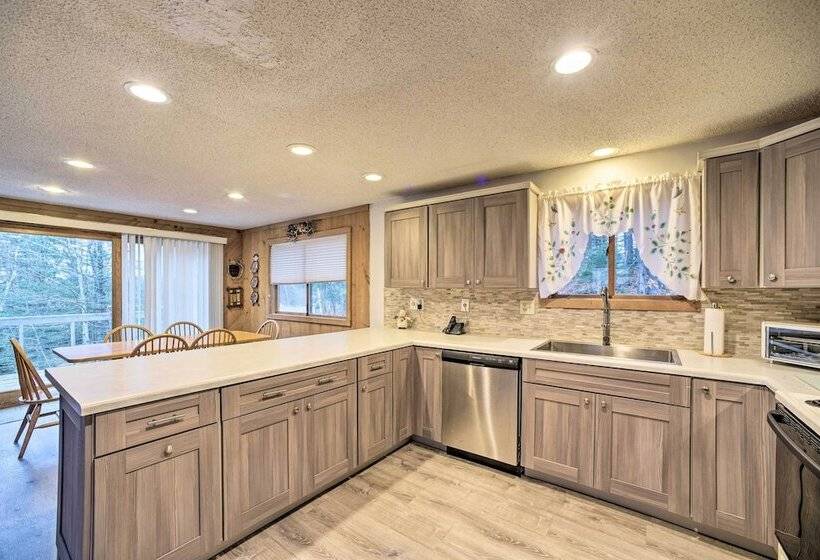 Cozy Mountain Retreat W/ Deck ~ 3 Mi To Mount Snow