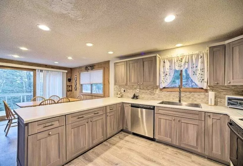 Cozy Mountain Retreat W/ Deck ~ 3 Mi To Mount Snow