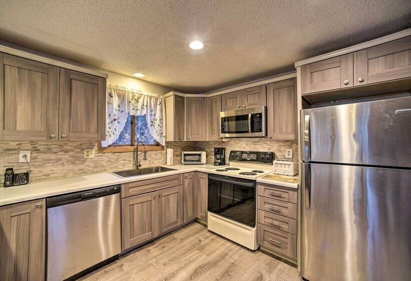 Cozy Mountain Retreat W/ Deck ~ 3 Mi To Mount Snow