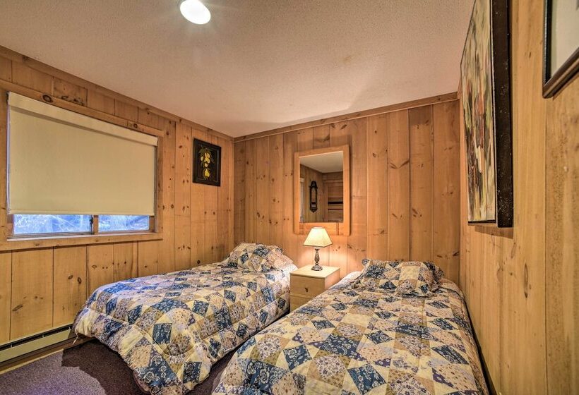 Cozy Mountain Retreat W/ Deck ~ 3 Mi To Mount Snow