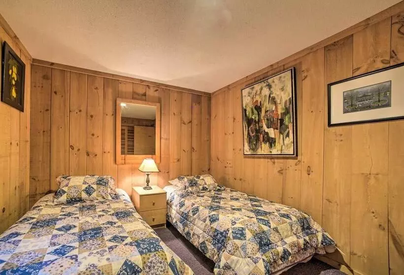 Cozy Mountain Retreat W/ Deck ~ 3 Mi To Mount Snow