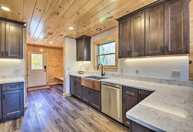 Cozy & Peaceful Waterfront Cabin On Porter Lake!