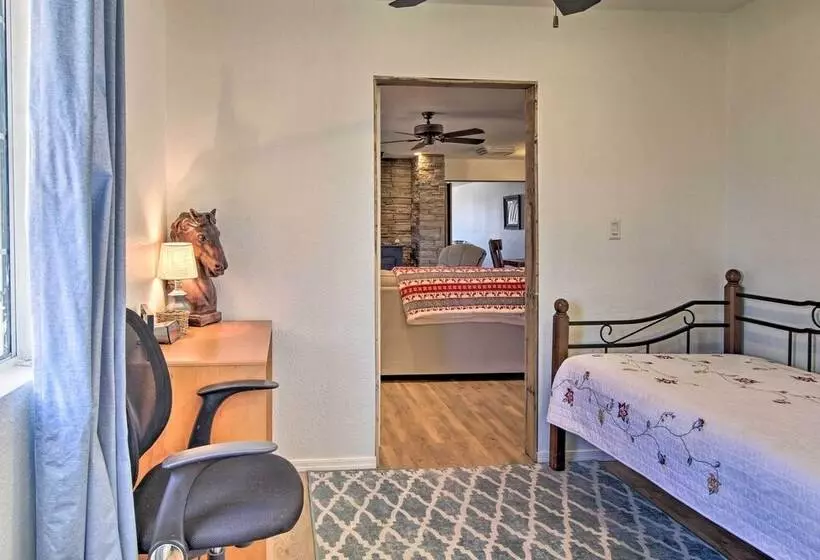 Cozy Taylor Home W/ Fireplace   Hiking Nearby