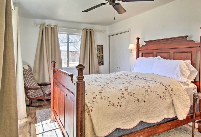 Cozy Taylor Home W/ Fireplace   Hiking Nearby
