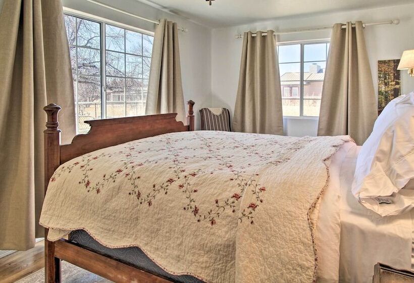 Cozy Taylor Home W/ Fireplace   Hiking Nearby