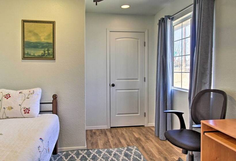 Cozy Taylor Home W/ Fireplace   Hiking Nearby