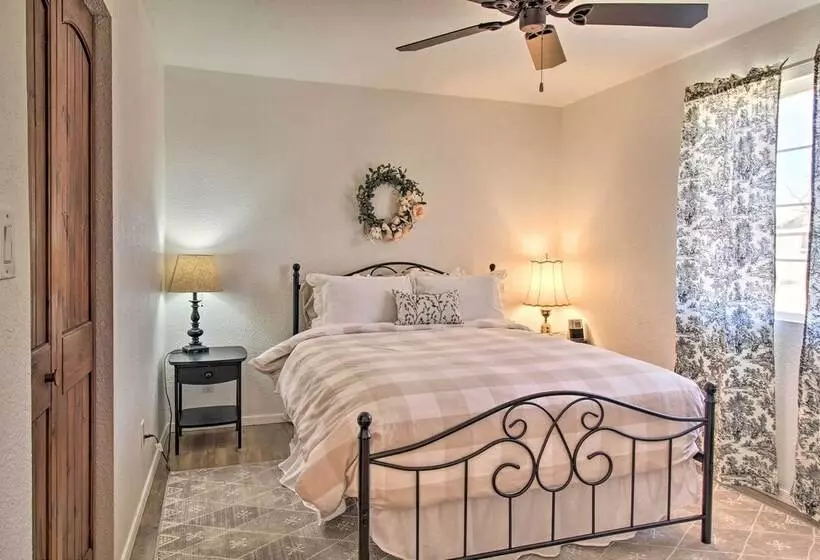 Cozy Taylor Home W/ Fireplace   Hiking Nearby