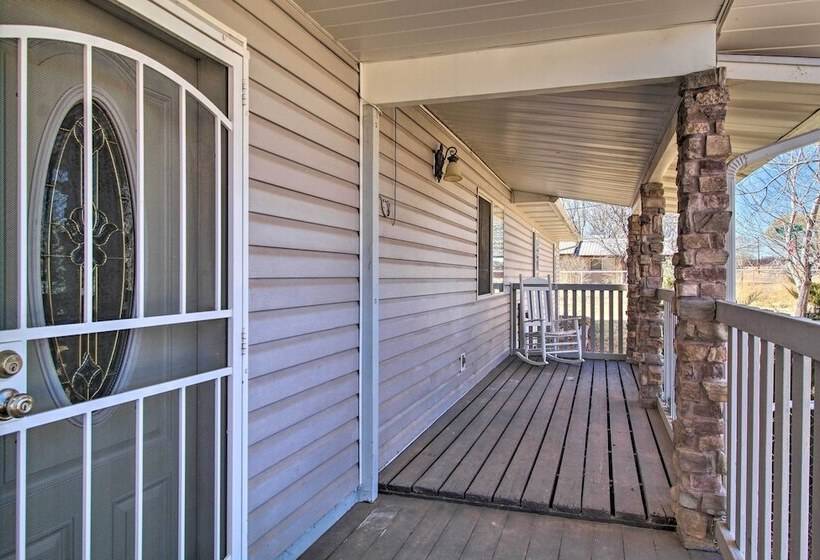 Cozy Taylor Home W/ Fireplace   Hiking Nearby