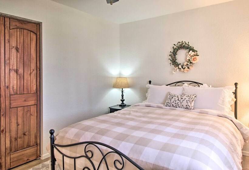 Cozy Taylor Home W/ Fireplace   Hiking Nearby