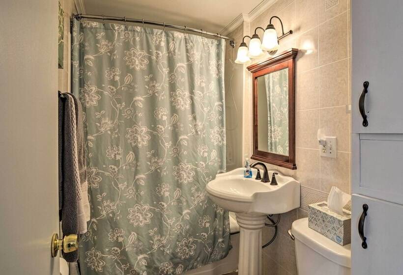 Hip Downtown Cottage   Walk To Beach, Pier, Dining