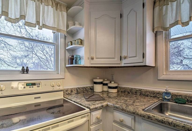 Hip Downtown Cottage   Walk To Beach, Pier, Dining