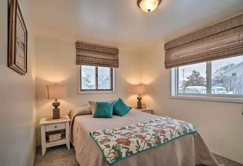 Hip Downtown Cottage   Walk To Beach, Pier, Dining