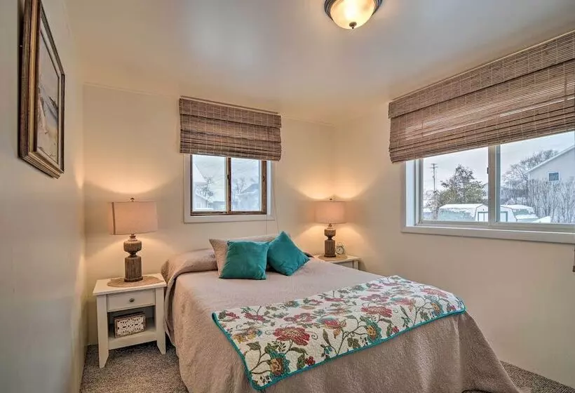 Hip Downtown Cottage   Walk To Beach, Pier, Dining