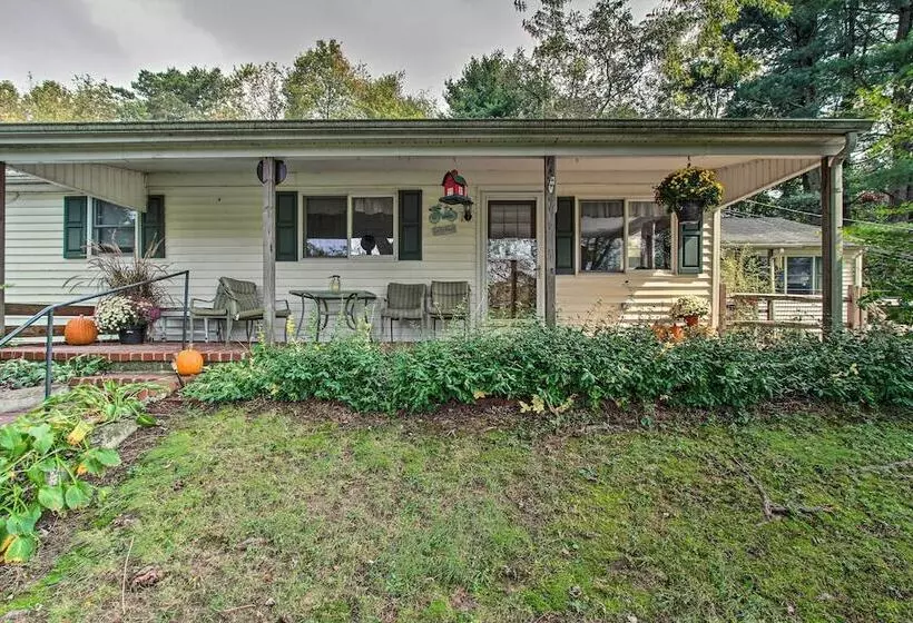 Idyllic Manor Farm Cottage: 3 Mi To Chambers Lake!