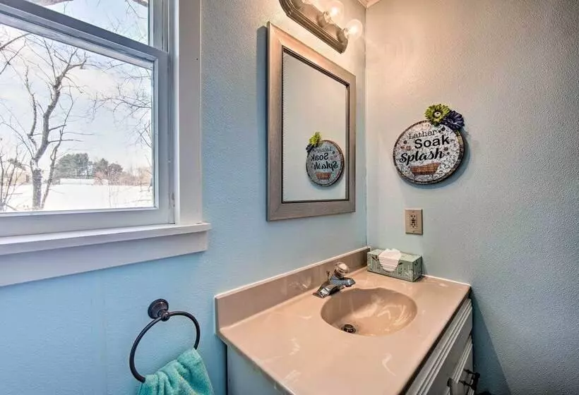 Idyllic Manor Farm Cottage: 3 Mi To Chambers Lake!