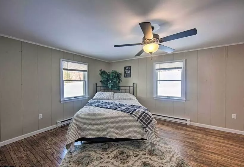 Idyllic Manor Farm Cottage: 3 Mi To Chambers Lake!