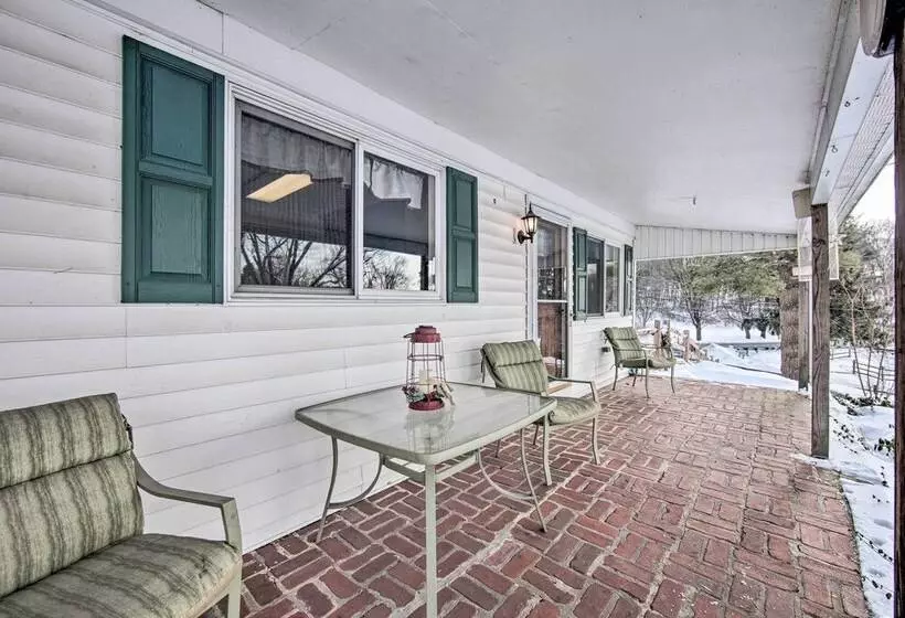 Idyllic Manor Farm Cottage: 3 Mi To Chambers Lake!