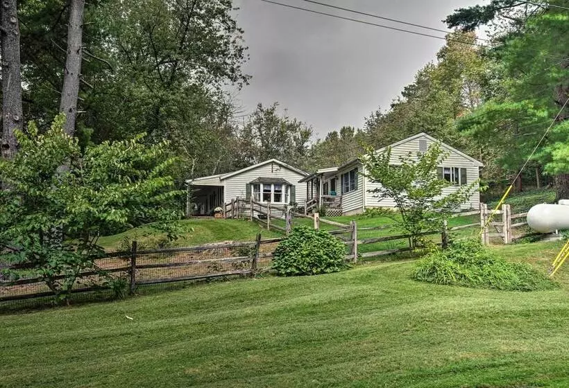 Idyllic Manor Farm Cottage: 3 Mi To Chambers Lake!