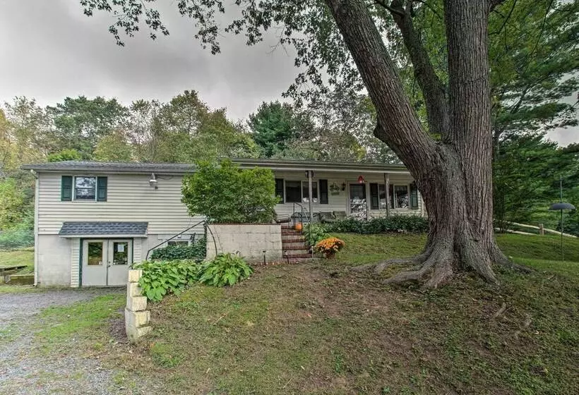 Idyllic Manor Farm Cottage: 3 Mi To Chambers Lake!