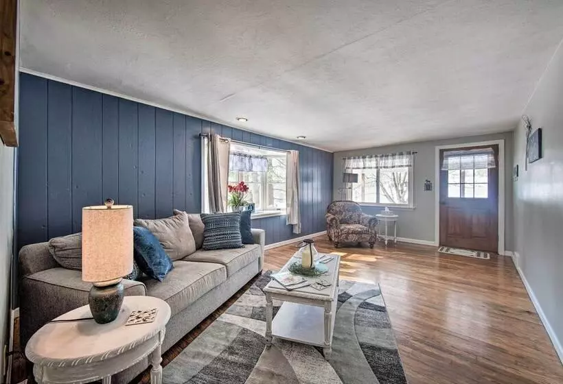 Idyllic Manor Farm Cottage: 3 Mi To Chambers Lake!