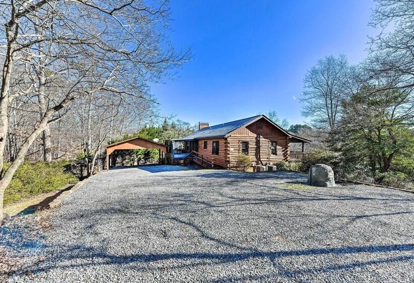 Lake Norman Cabin: Private Dock & Hot Tub!
