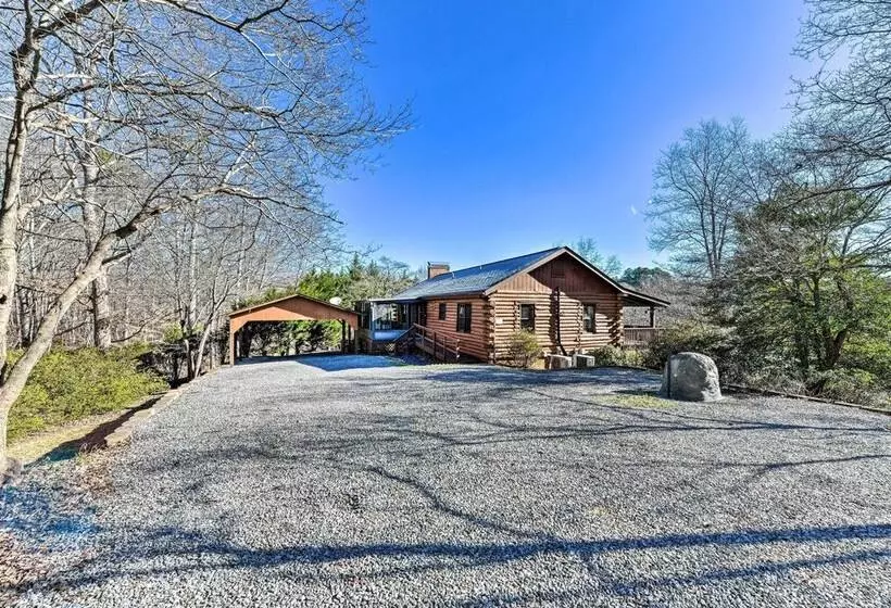 Lake Norman Cabin: Private Dock & Hot Tub!