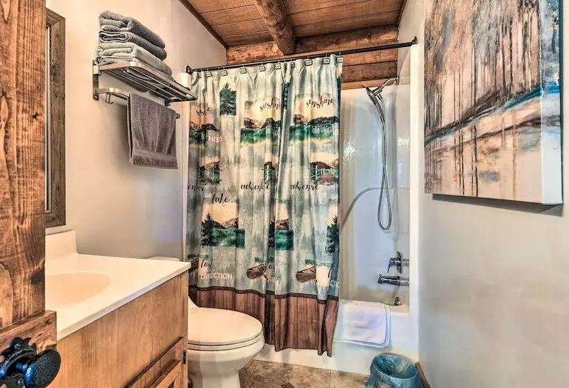 Lake Norman Cabin: Private Dock & Hot Tub!