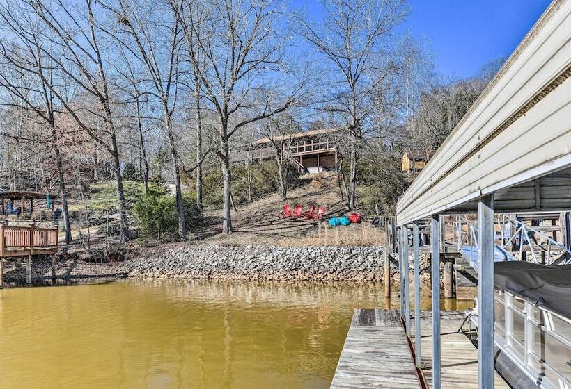 Lake Norman Cabin: Private Dock & Hot Tub!