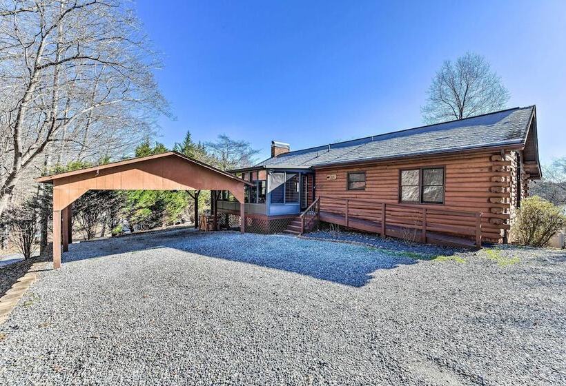 Lake Norman Cabin: Private Dock & Hot Tub!