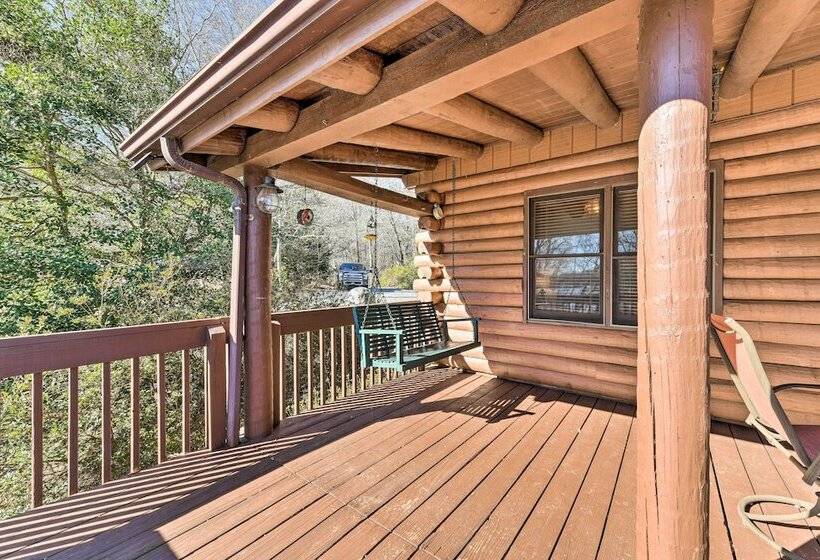 Lake Norman Cabin: Private Dock & Hot Tub!