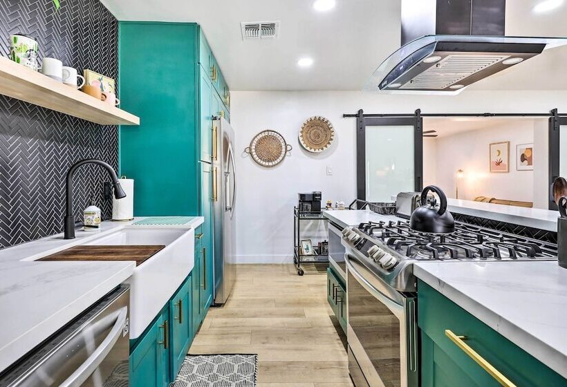 Lavish Scottsdale Oasis: Game Room Veranda + Pool!