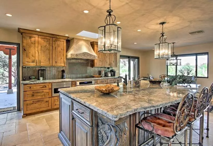 Luxe Tucson Vineyard Home W/ Views & Fire Pit