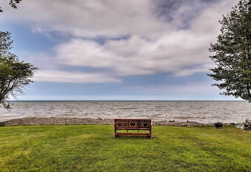 Lyndonville Home W/ Fire Pit, Screened Patio & A/c