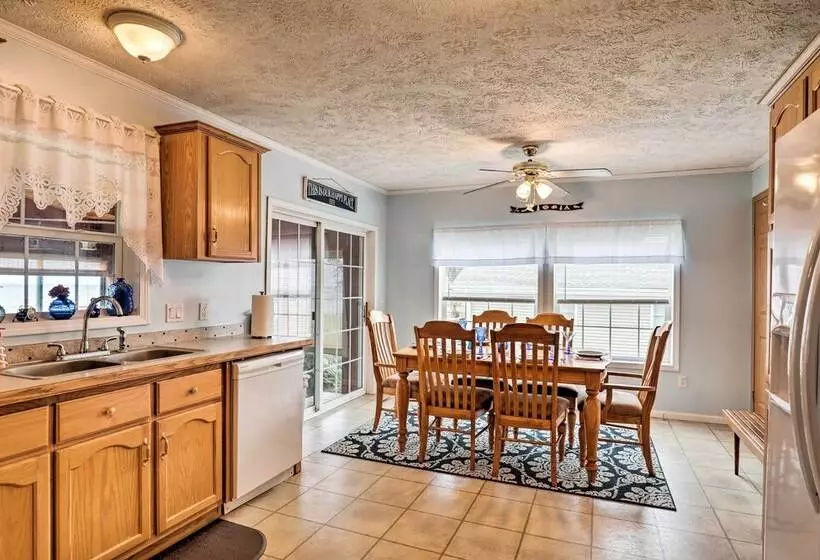 Lyndonville Home W/ Fire Pit, Screened Patio & A/c