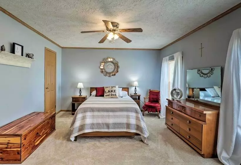 Lyndonville Home W/ Fire Pit, Screened Patio & A/c