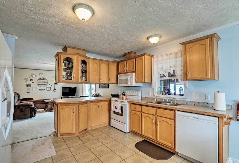 Lyndonville Home W/ Fire Pit, Screened Patio & A/c