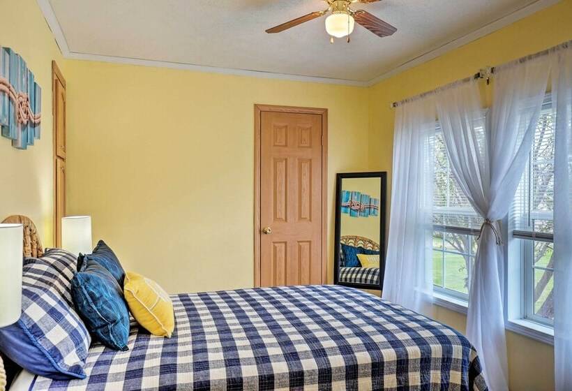 Lyndonville Home W/ Fire Pit, Screened Patio & A/c