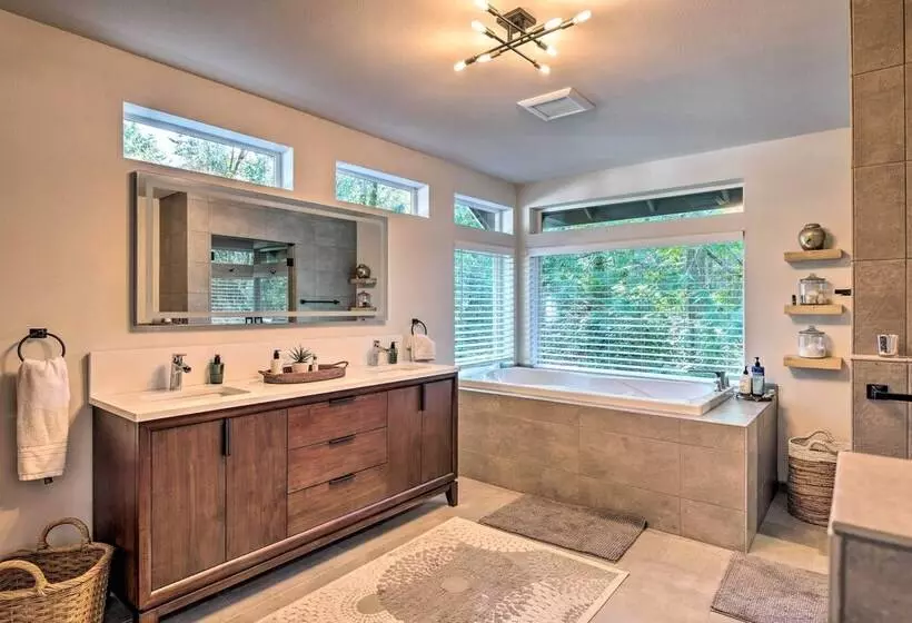 Mid Century Cabin W/ Deck & Puget Sound Vistas!