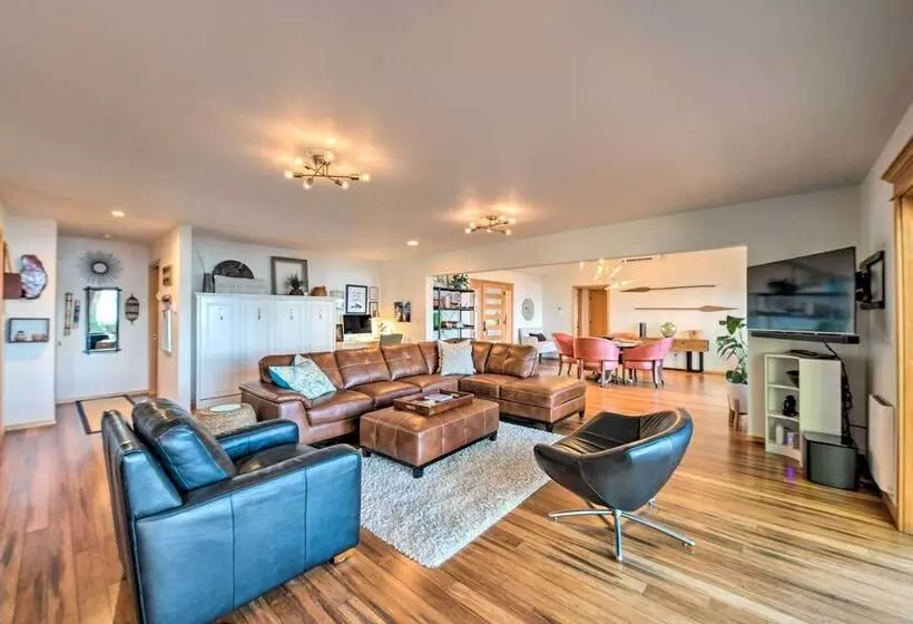 Mid Century Cabin W/ Deck & Puget Sound Vistas!