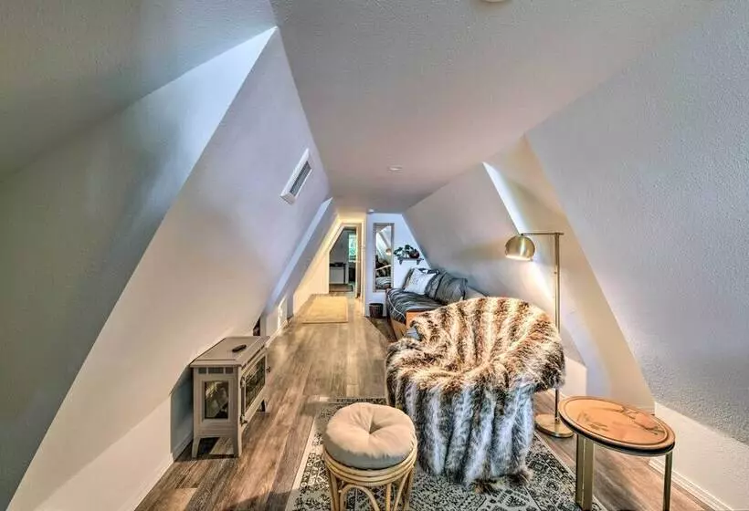 Mid Century Cabin W/ Deck & Puget Sound Vistas!