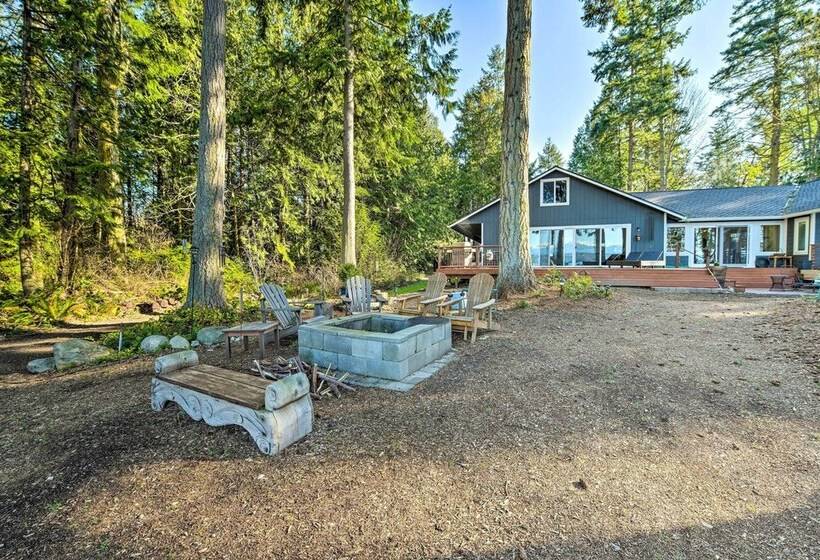 Mid Century Cabin W/ Deck & Puget Sound Vistas!