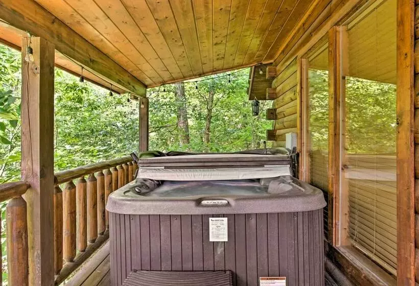 Cabin W/ Hot Tub & Deck ~ 12 Mi To Pigeon Forge!