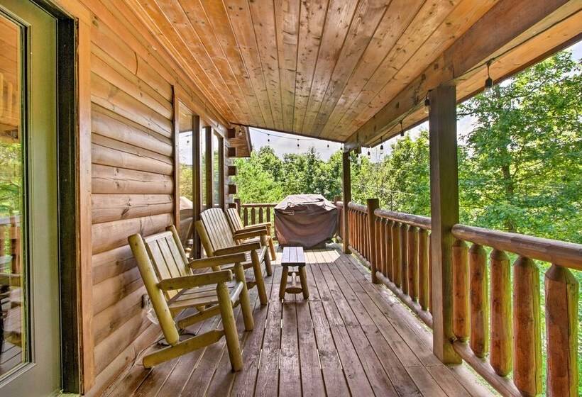 Cabin W/ Hot Tub & Deck ~ 12 Mi To Pigeon Forge!