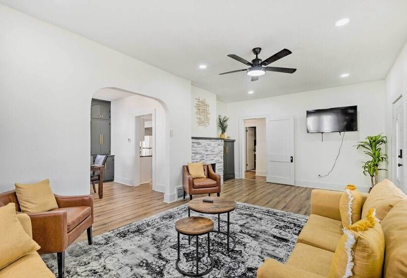 Pet Friendly Wichita Home W/ Deck, Near Dtwn