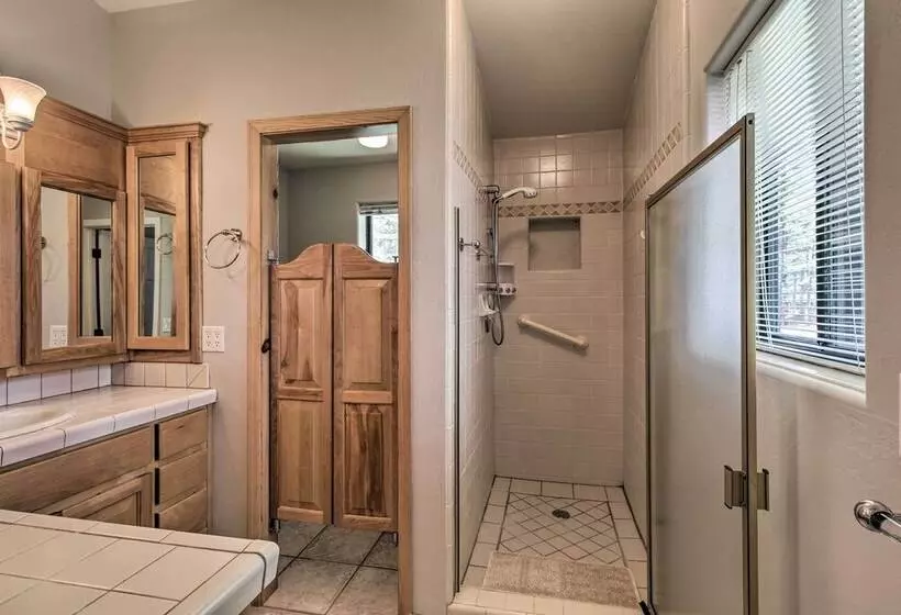 Yard, Grill & Games: Spacious Cabin In Lakeside!