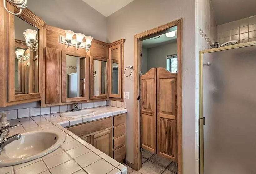 Yard, Grill & Games: Spacious Cabin In Lakeside!