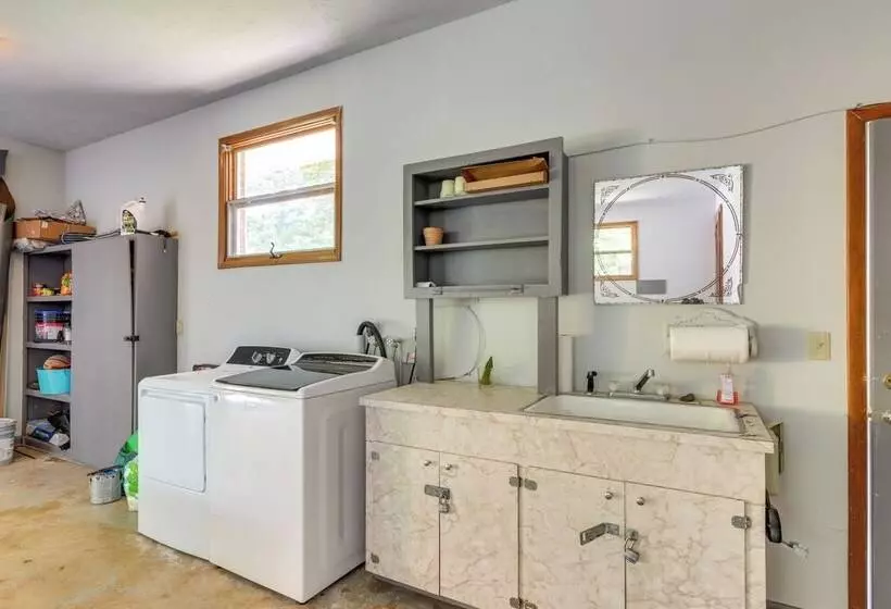 Family Friendly Riverhouse: Fishing & Hot Tub